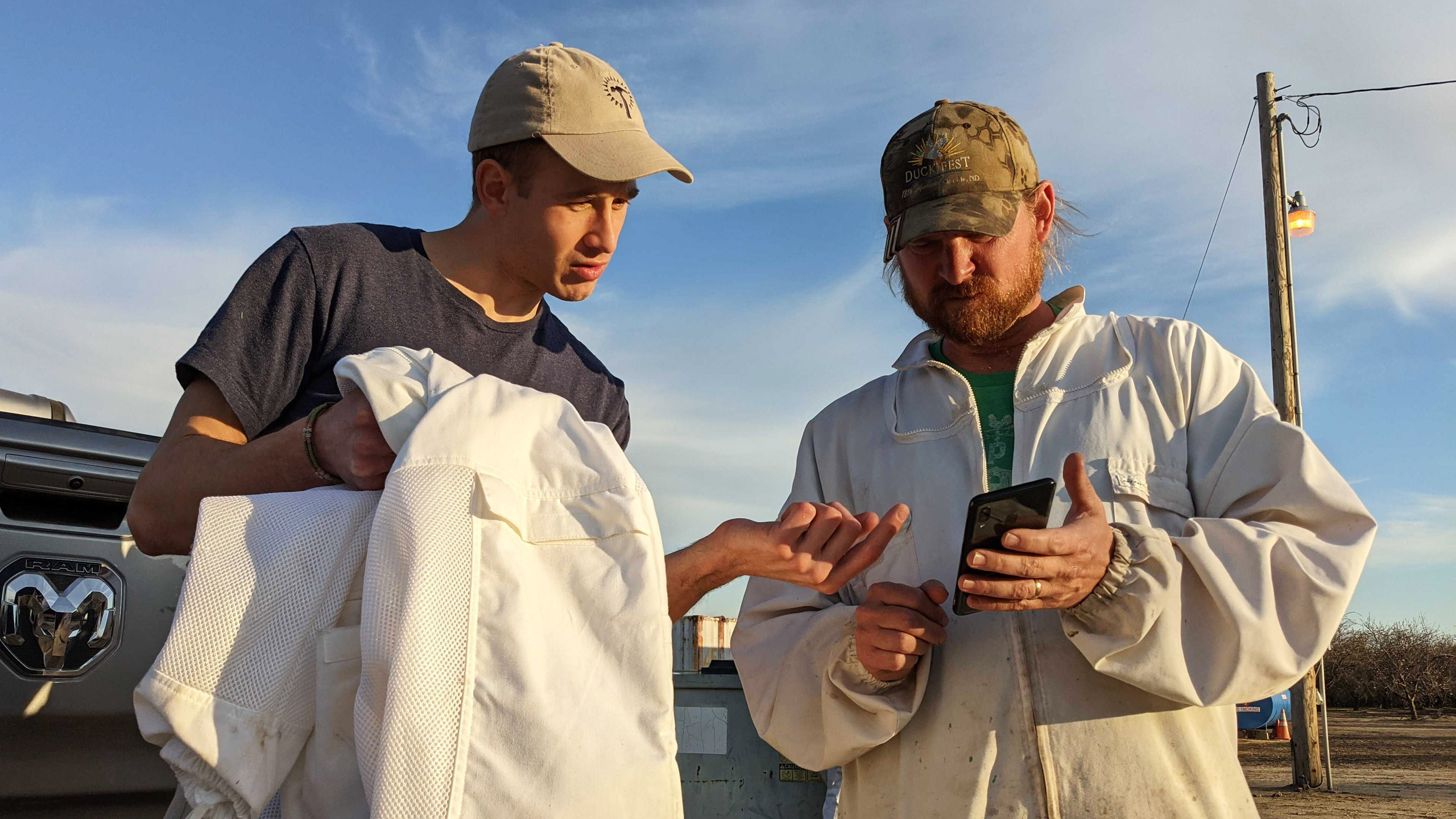 A Nectar employee giving an app traning to a beekeeper manager.